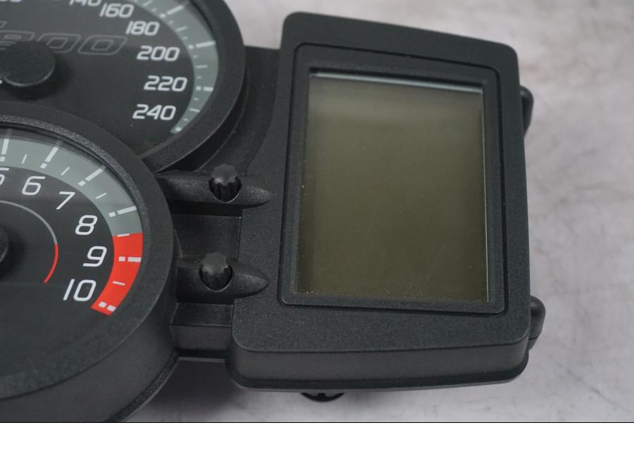 Höger sida på Instrumentpanel från en BMW F 800 R -2018 motorcykel.