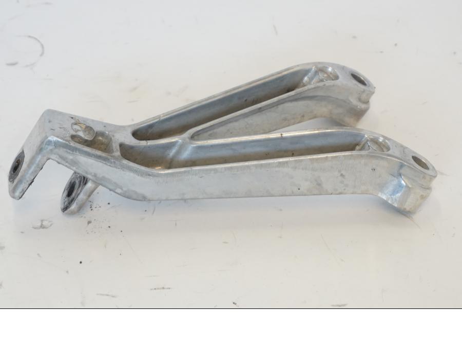 Höger sida på Fotpinnefäste från en Honda CBR 900 RR -2001 motorcykel.