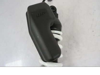 Snett nerifrån på Stötdämpare ESA från en KTM 1290 Super Duke -2019 motorcykel.