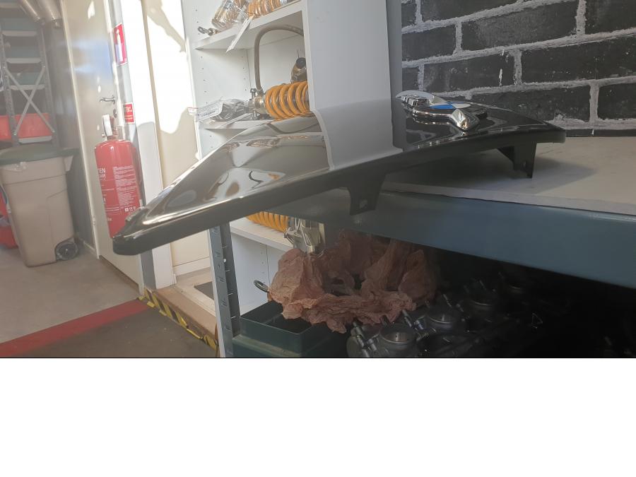 Höger sida på Sidkåpa från en BMW K 1600 -2011 motorcykel.