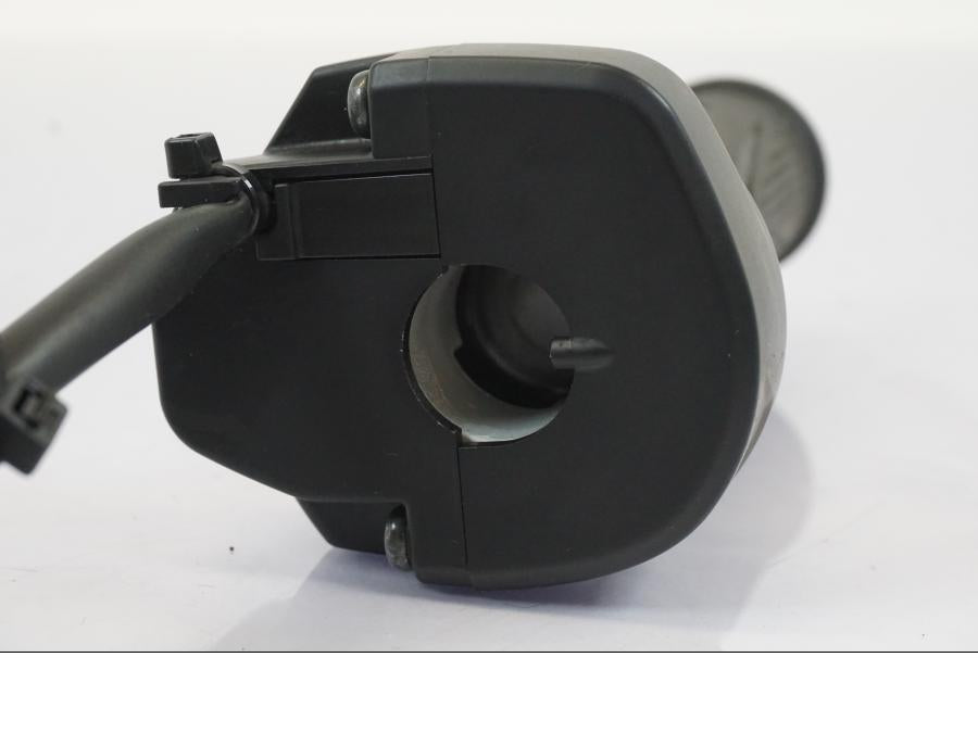 Snett uppifrån på Gasreglage från en Triumph Trident -2021 motorcykel.