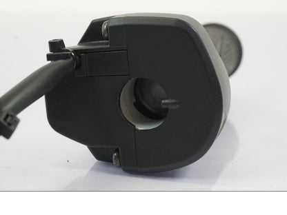 Snett uppifrån på Gasreglage från en Triumph Trident -2021 motorcykel.