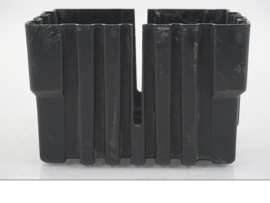 Baksidan på Batterihållare från en Honda CB 750 -2002 motorcykel.