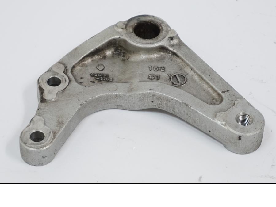 Snett uppifrån på Bromsoksfäste från en Kawasaki VN 1500 -2002 motorcykel.