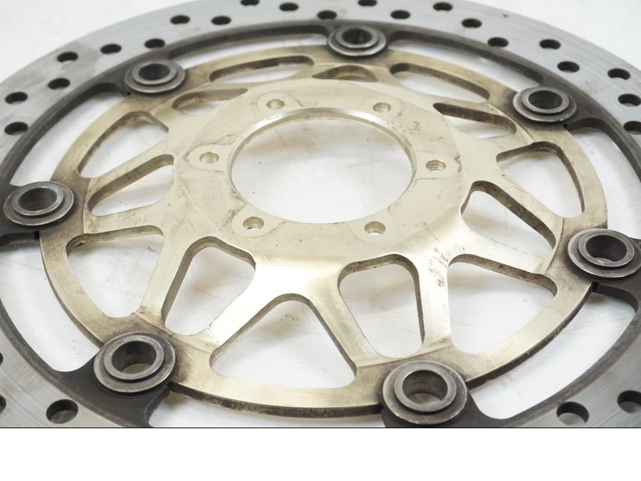 Baksidan på Bromsskiva från en Honda VFR 800 -2003 motorcykel.