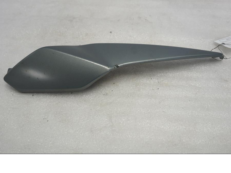 Framsidan på Bakvinge från en BMW K 1300 R -2011 motorcykel.