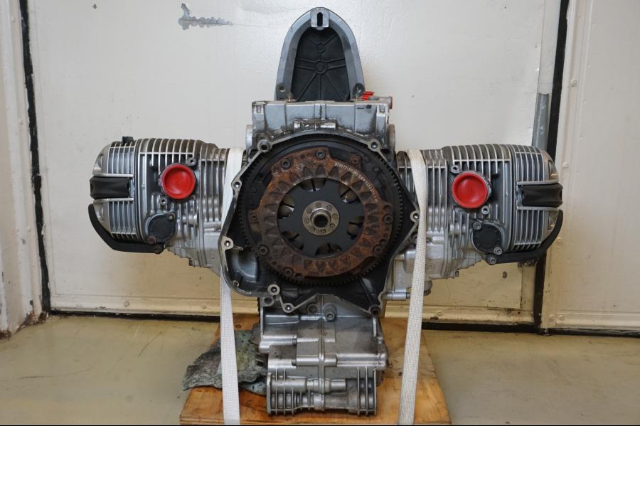 Snett uppifrån på Motor från en BMW R 1100 GS -1998 motorcykel.