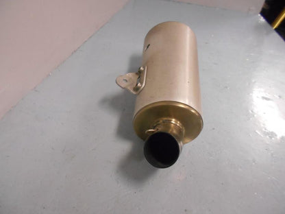 Snett uppifrån på Ljuddämpare från en Ducati Monster 696 -2009 motorcykel.