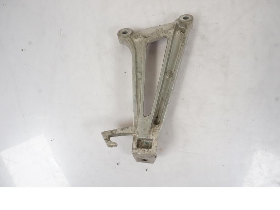 Höger sida på Fotpinnefäste från en Honda CBR 125 R -2006 motorcykel.