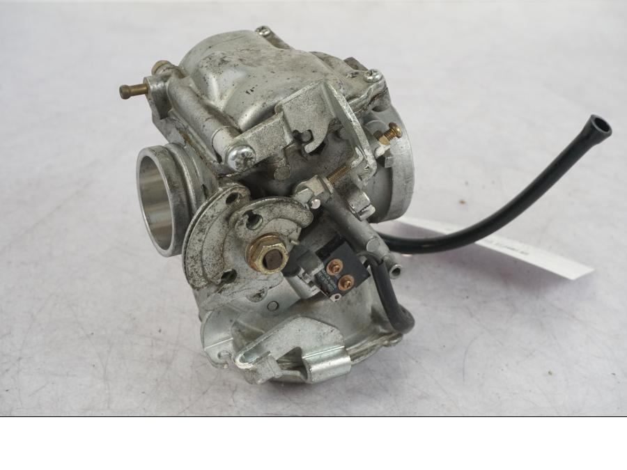 Höger sida på Förgasare från en Suzuki VZ 800 -2000 motorcykel.