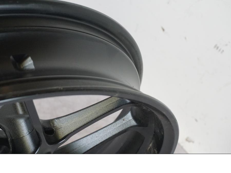 Extrabild1 på Fälg från en Yamaha MT-09 -2024 motorcykel.