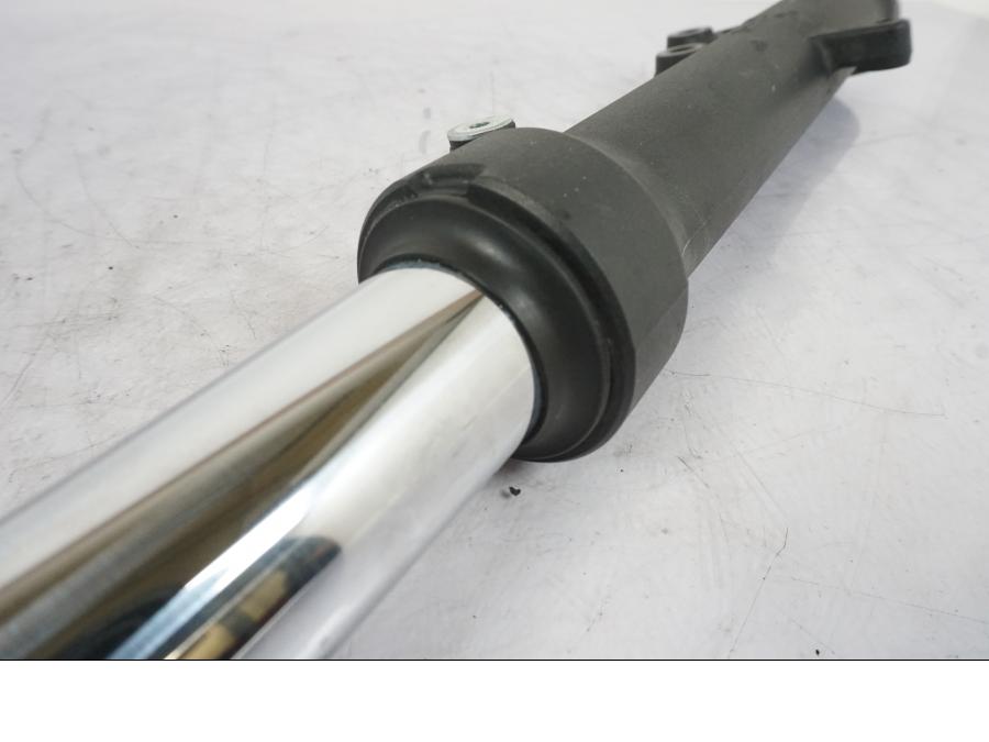 Snett nerifrån på Gaffelben från en Kawasaki ER-6N -2012 motorcykel.