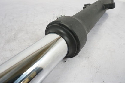 Snett nerifrån på Gaffelben från en Kawasaki ER-6N -2012 motorcykel.