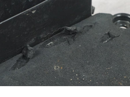 Baksidan på Batterihållare från en KTM 690 SM R -2009 motorcykel.