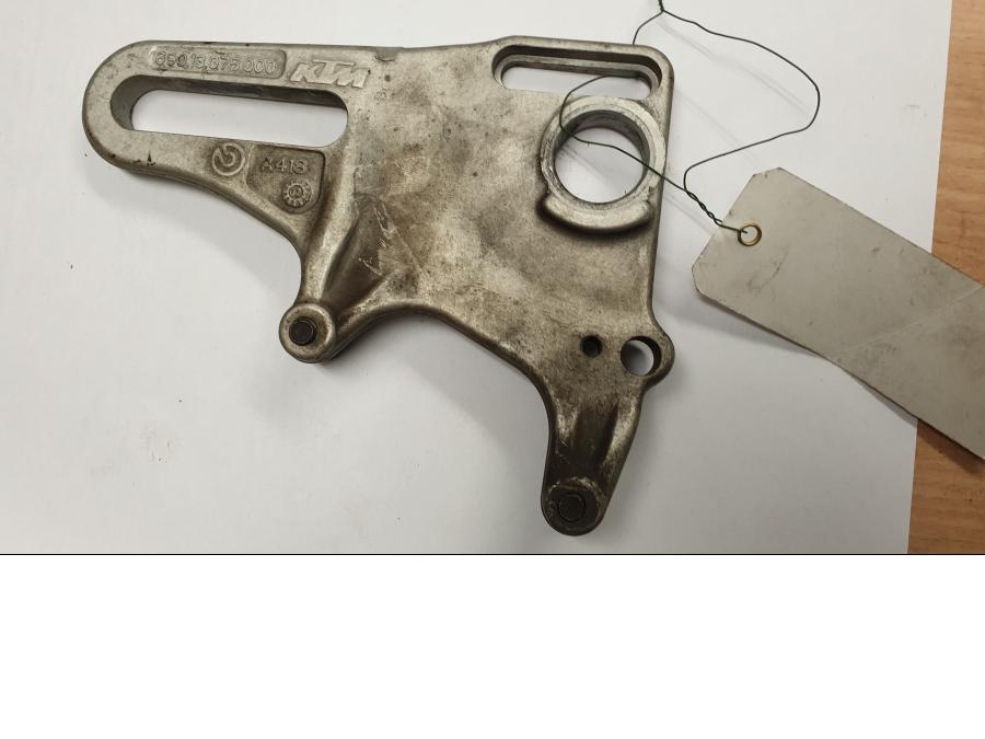 Framsidan på Bromsoksfäste från en KTM RC8 -2008 motorcykel.