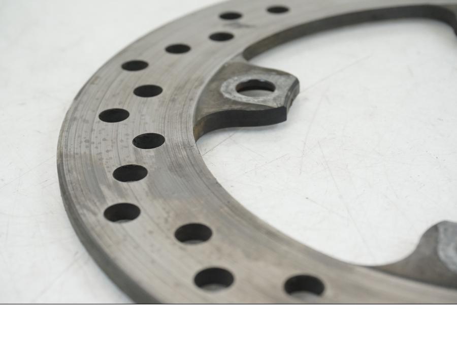 Snett nerifrån på Bromsskiva från en Triumph TT 600 -2002 motorcykel.