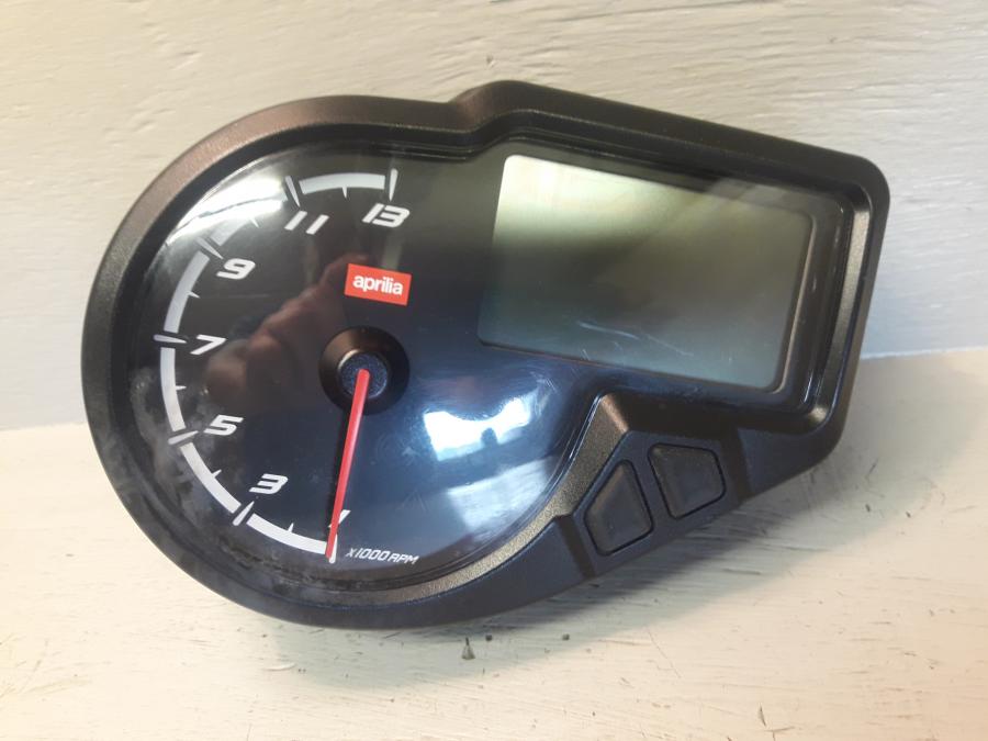 Framsidan på Instrumentpanel från en Aprilia RS 125 -2017 motorcykel.