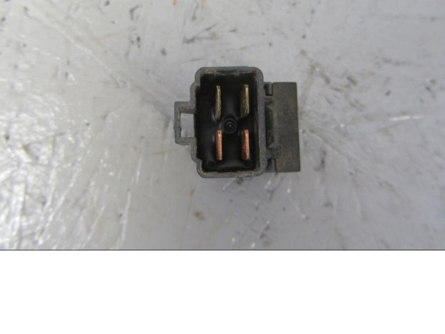 Baksidan på Relä från en Suzuki LTA 750 XP E -2009 motorcykel.