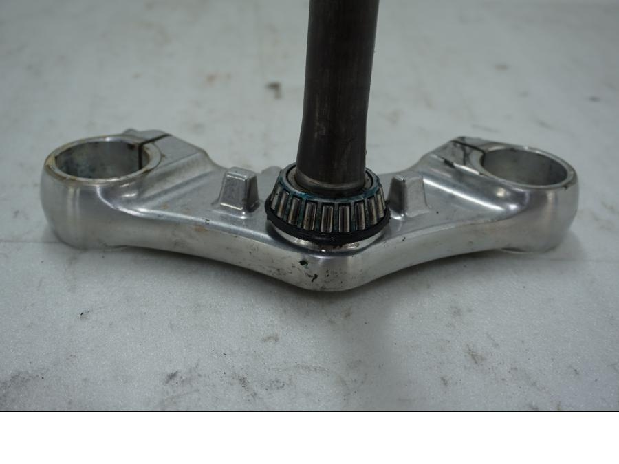 Vänster sida på Gaffelkrona från en Triumph Thunderbird 900 -2000 motorcykel.