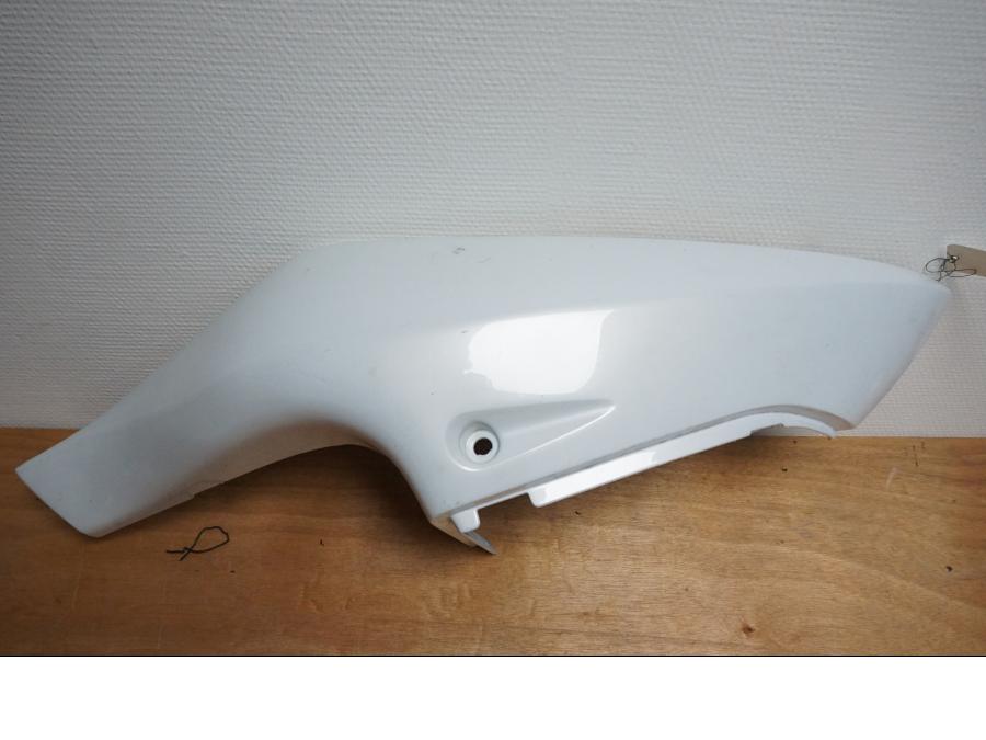 Framsidan på Bakvinge från en Suzuki GSX-R 750 -1996 motorcykel.