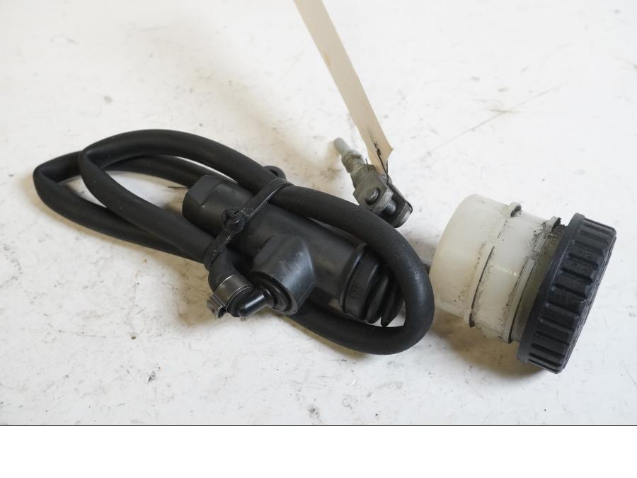 Framsidan på Bromshuvudcylinder från en BMW K 1200 LT -2004 motorcykel.