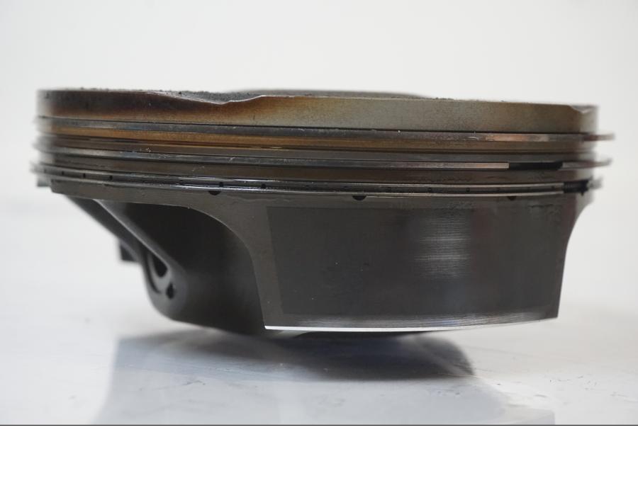 Snett uppifrån på Kolv från en KTM 1190 Adventure -2015 motorcykel.