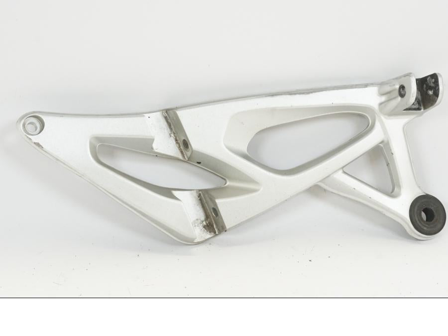 Höger sida på Fotpinnefäste från en BMW K 1200 S -2006 motorcykel.