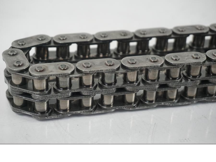 Vänster sida på Kedja från en H-D Softail Standard FXST -2001 motorcykel.