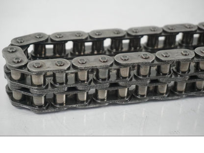 Vänster sida på Kedja från en H-D Softail Standard FXST -2001 motorcykel.