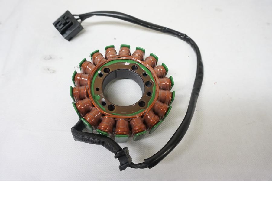 Baksidan på Generator från en Kawasaki Z 900 -2020 motorcykel.