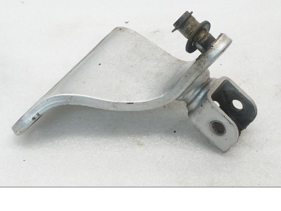 Framsidan på Fotpinnefäste från en Yamaha XVS 650 -2000 motorcykel.