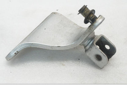 Framsidan på Fotpinnefäste från en Yamaha XVS 650 -2000 motorcykel.