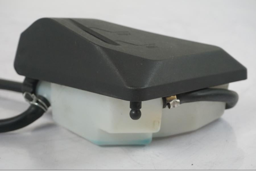 Höger sida på Vattenexpansionskärl från en KTM 1290 Super Duke R -2018 motorcykel.