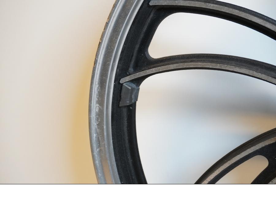 Snett nerifrån på Fälg från en Yamaha XV 400 -1983 motorcykel.