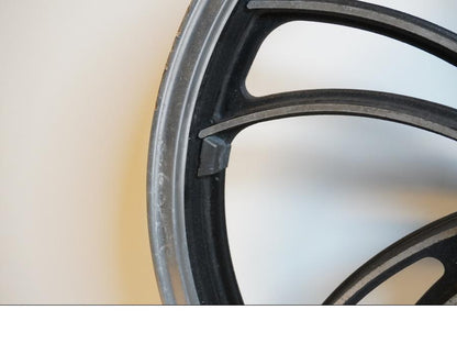 Snett nerifrån på Fälg från en Yamaha XV 400 -1983 motorcykel.