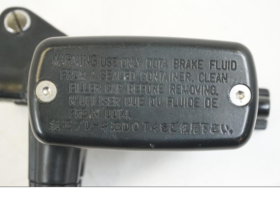 Höger sida på Kopplingshuvudcylinder från en Honda VFR 800 -2003 motorcykel.