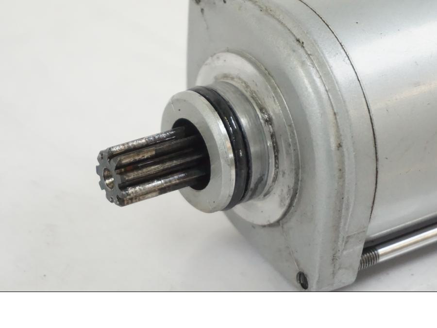 Snett nerifrån på Startmotor från en BMW F 650 CS -2002 motorcykel.