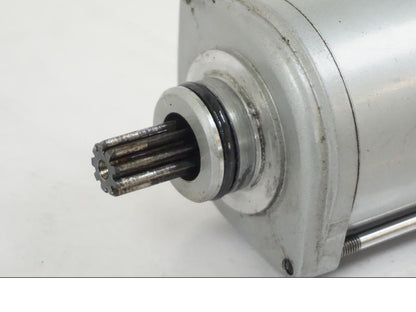 Snett nerifrån på Startmotor från en BMW F 650 CS -2002 motorcykel.