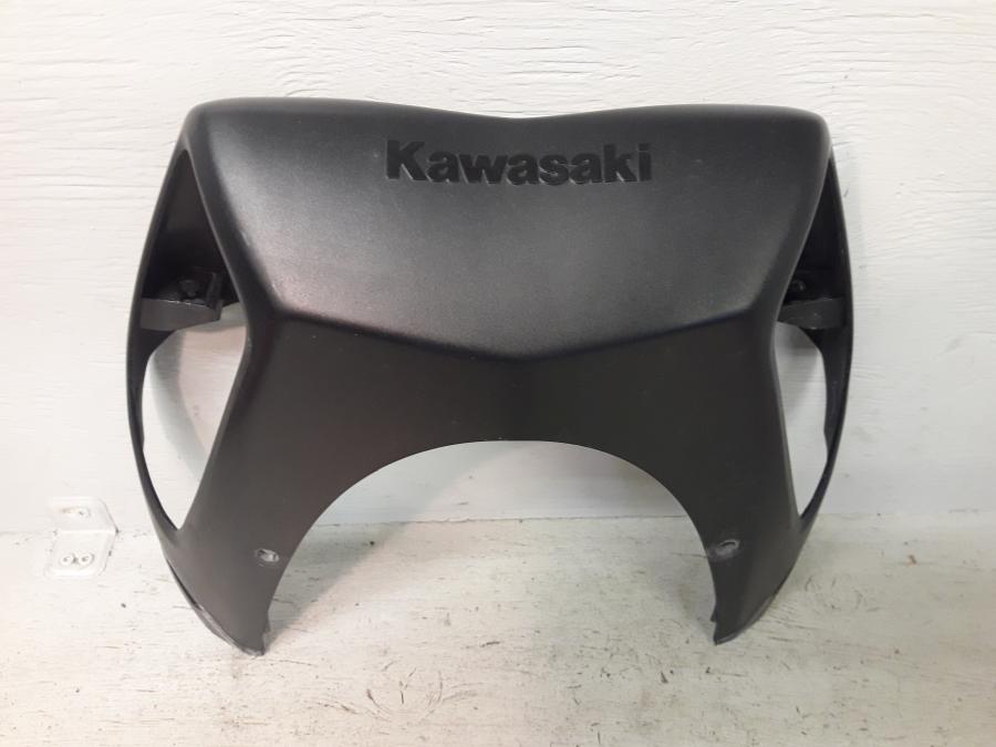 Framsidan på Blinkersfäste från en Kawasaki GTR 1400 -2012 motorcykel.
