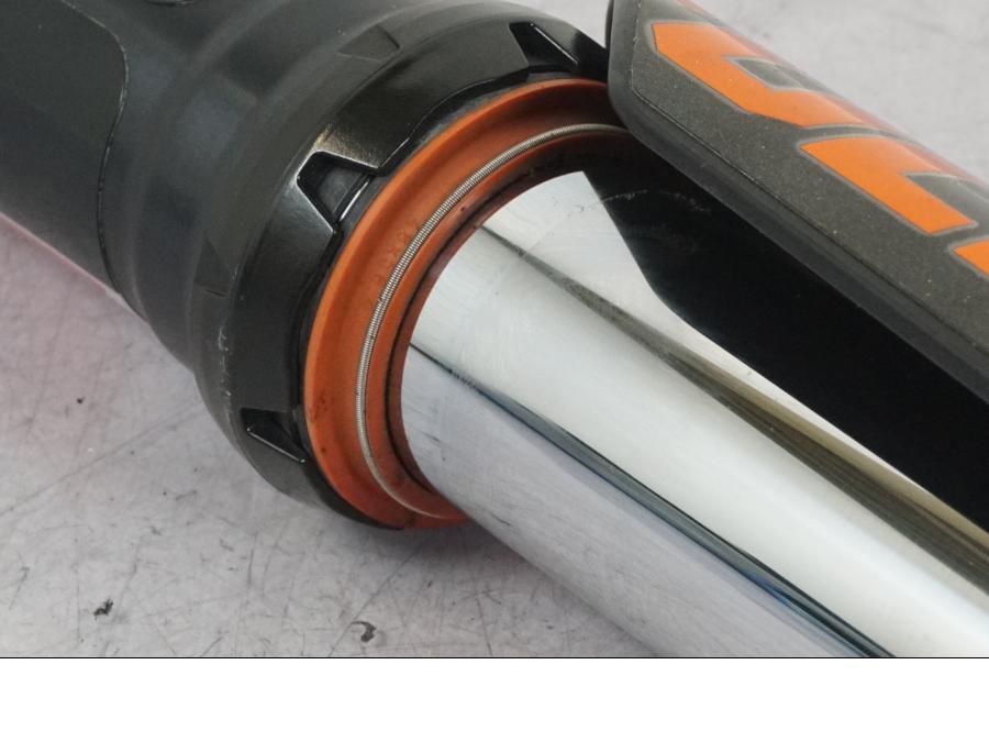 Snett nerifrån på Gaffelben från en KTM 690 SMCR -2020 motorcykel.