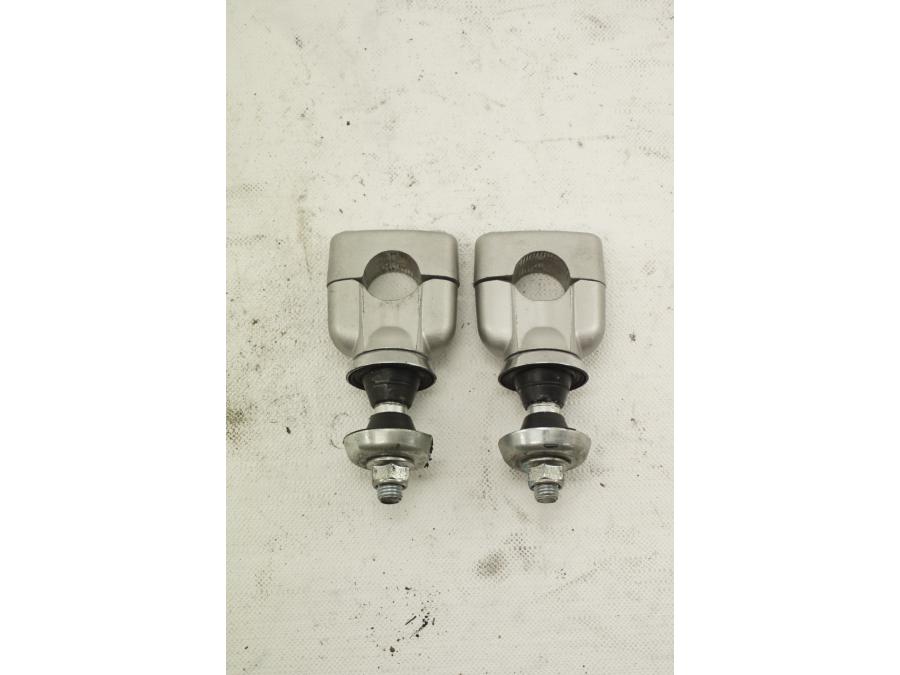 Framsidan på Styrfäste från en Suzuki DL 1000 -2005 motorcykel.