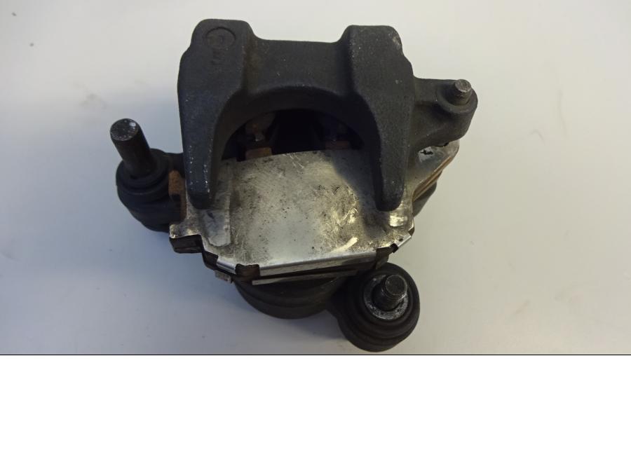 Baksidan på Bromsok från en Honda CB 600 Hornet -2002 motorcykel.