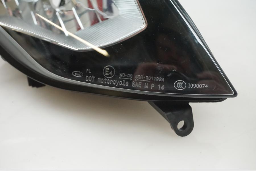 Snett nerifrån på Strålkastare från en BMW S 1000 XR -2016 motorcykel.