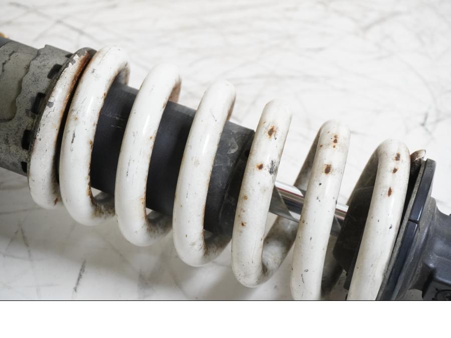 Baksidan på Stötdämpare från en Honda CBR 900 RR -2000 motorcykel.