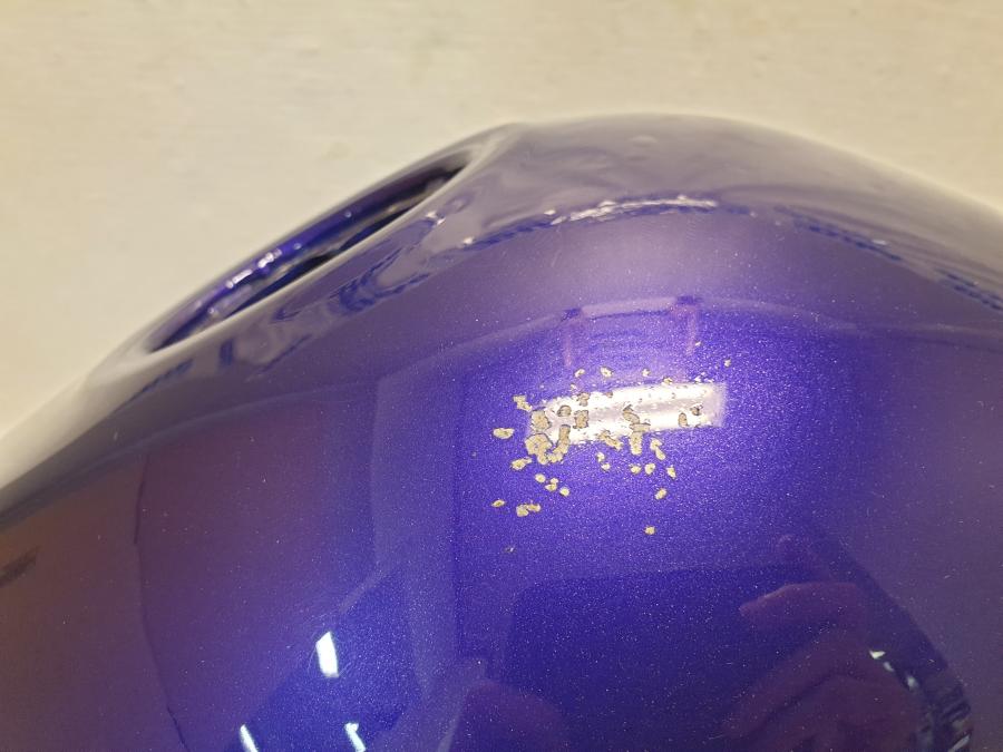 Snett uppifrån på Bensintank från en Kawasaki ZZR 600 -1998 motorcykel.