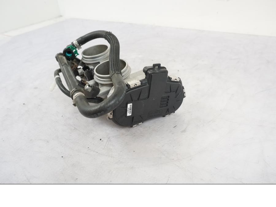 Höger sida på Spjällhus från en KTM 790 Duke -2018 motorcykel.