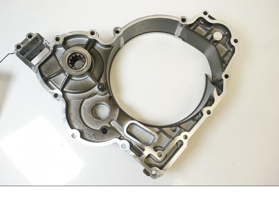 Snett nerifrån på Kopplingskåpa från en KTM 1190 Adventure -2015 motorcykel.