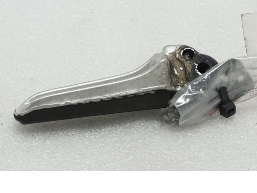 Baksidan på Fotpinne från en Suzuki SV 1000 -2007 motorcykel.