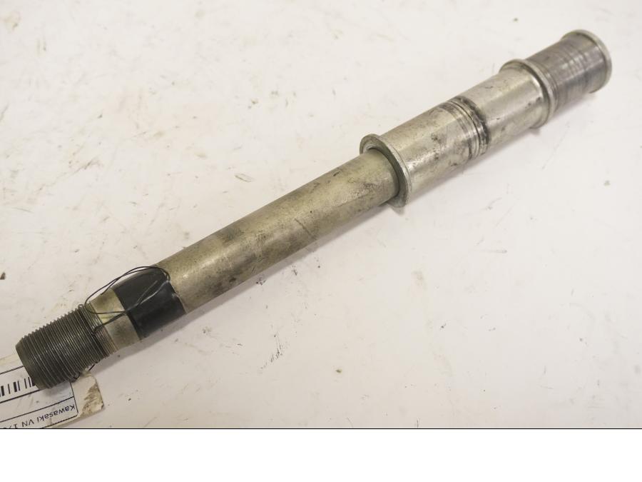 Framsidan på Axel från en Kawasaki VN 1700 Classic Tourer -2009 motorcykel.