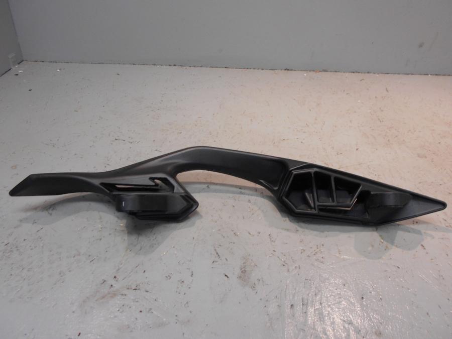 Baksidan på Passagerarhandtag från en Kawasaki Ninja H2 -2018 motorcykel.